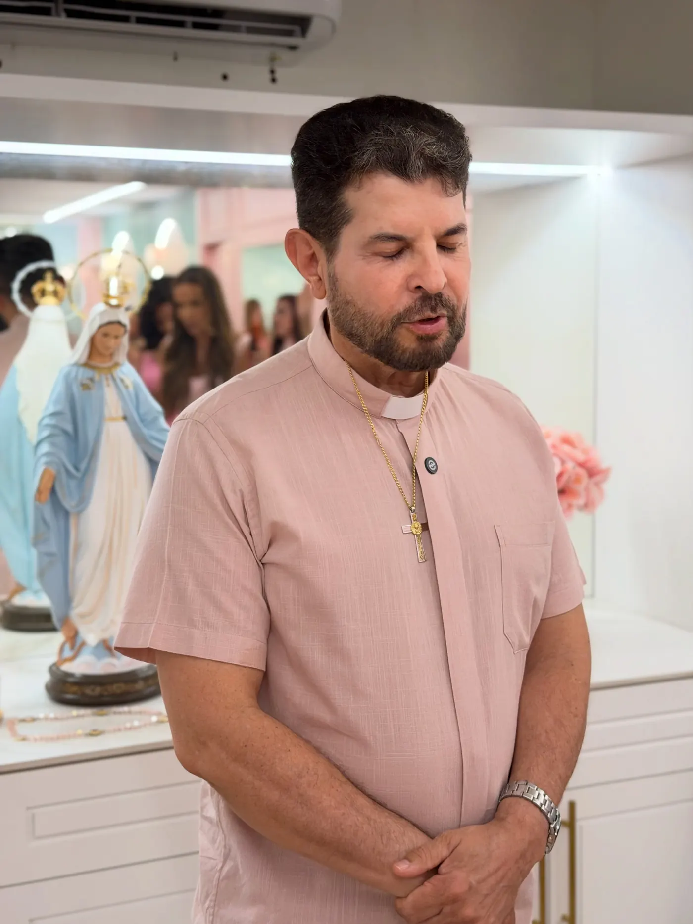 Padre Fábio em oração